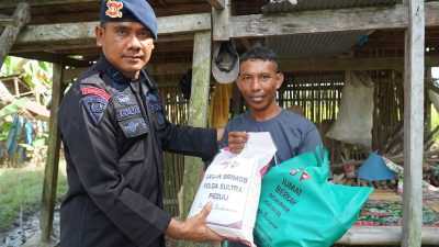 Brimob Sultra Bagikan Paket Sembako Door to Door ke Warga Baruga