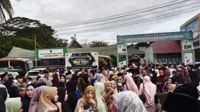 Tangis Haru Keluarga Warnai Keberangkatan CJH Konawe