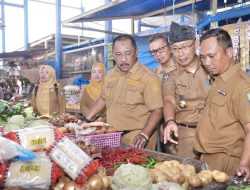 Pj Bupati Bombana Sidak Pasar Pantau Harga dan Stok Pangan Jelang Idul Adha 1444 H