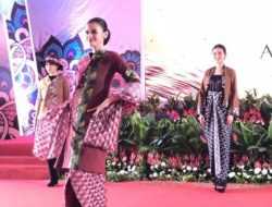 Tenunan Lokal Kendari Tampil di Fashion Culture Swarna Gemilang Indonesia