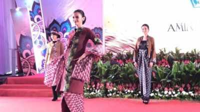 Tenunan Lokal Kendari Tampil di Fashion Culture Swarna Gemilang Indonesia