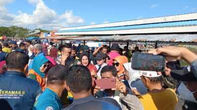 Tina Nur Alam Disambut Antusias Masyarakat di Pelelangan Ikan Laino