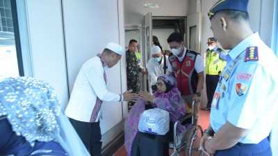 Pj Wali Kota Kendari Sambut Kedatangan Haji di Bandara Haluoleo