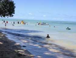 Isi Libur Lebaran Idul Adha, Masyarakat Padati Pantai Toronipa