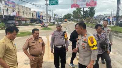 Jalan Rusak di Jalan Malaka Andonuhu, Polisi Alihkan Arus Lalu Lintas