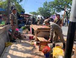 Satpol PP Kendari Tertibkan Lapak Pedagang di Kawasan Pasar Sentral Kota