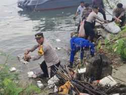 Polres Kolaka Bersih-bersih di Lingkungan TPI Kolakaasi