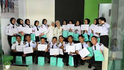 Wardah Cosmetics Berbagi Ilmu di Grooming Class Dirgantara Flight School Kendari