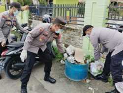 Polsek Wangi-wangi Selatan Gelar Bersih-Bersih Lingkungan di Pasar Sentral