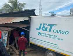Mobil Box Cargo dan Truk Bermuatan Pasir Tabrakan di Orinunggu Kendari