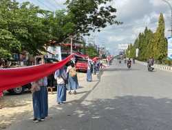 HUT ke-78 RI, Pelajar Bentangkan Bendera Merah Putih Sepanjang 17 Kilometer di Kendari