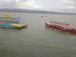 Kapal Wisata Jadi Wahana Baru di Anjungan Teluk Kendari, Segini Tarifnya!