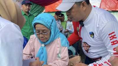 IKA UMI Sultra Bagikan Kaca Mata Baca Gratis di Konut