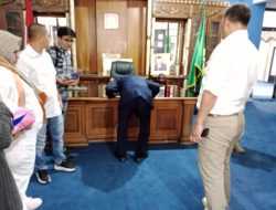 Moment Haru saat KSK Cium Meja Kerjanya usai 1 Dekade Pimpin Konawe