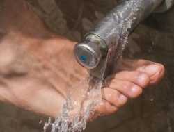 Cuci Kaki Sebelum Tidur, Ini Manfaatnya untuk Kesehatan Fisik dan Mental Anda