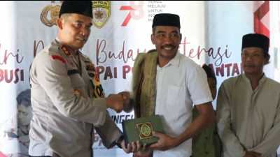 Isi Jumat Curhat, Kapolres Konawe Bagikan Buku Iqro’ dan Mushaf Al-Quran
