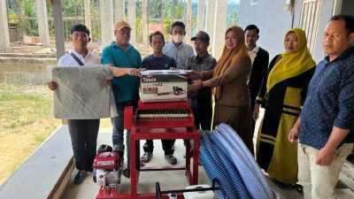 Pemdes Lamoluo Serahkan Bantuan Alat Mesin Pengolahan Sagu