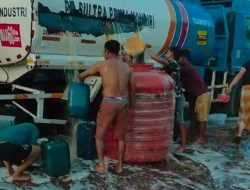 Truk BBM Terserempet di Konawe, Tangki Bocor hingga Solar Tumpah Basahi Jalan