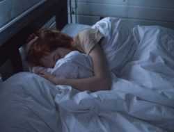 Ini Dampak Buruk Tidur Masih Pakai Makeup