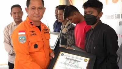 Bantu Penyelamatan, Pemkot-Basarnas Kendari Berikan Penghargaan kepada Nelayan