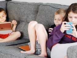 Cegah Kecanduan Gadget, Ini Tips Penting untuk Mengurangi Screen Time Anak