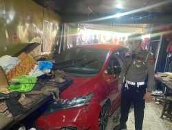 Pengemudi Hilang Kendali, Minibus Tabrak Motor dan Rumah Makan di Kendari