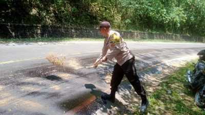 Antisipasi Lakalantas, Polisi Timbun Tumpahan Solar di Jalan Poros Pondidaha-Unaaha