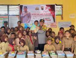 Peduli Literasi, Polsek Atari Jaya Salurkan Buku dan Alat Tulis di SDN 16 Lalembuu