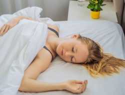 Manfaat Tidur Terlentang Tanpa Bantal untuk Kesehatan, Wajib Tahu!