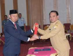 Asmawa Tosepu Terima SK Perpanjangan Masa Jabatan Pj Wali Kota Kendari