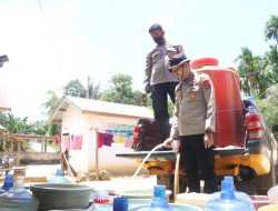 Polresta Kendari Salurkan Air Bersih 1.200 Liter untuk Warga Labibia