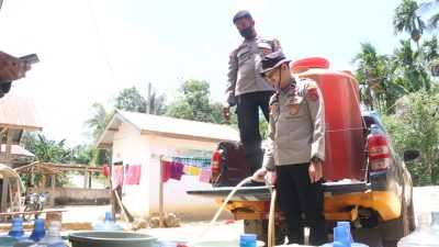 Polresta Kendari Salurkan Air Bersih 1.200 Liter untuk Warga Labibia