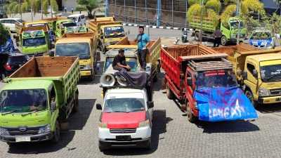 Jumlah Tonase Muatan Dibatasi, Ratusan Sopir Konawe Geruduk DPRD Sultra