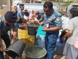 Lanal Kendari-PT PLN NP Salurkan Air Bersih ke Warga Terdampak Kekeringan di Konawe