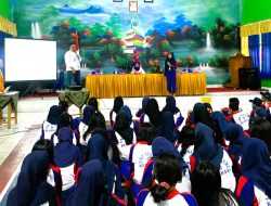 PKMI Kedoteran UHO Edukasi Penggunaan Smartphone ke Pelajar SMP di Kendari