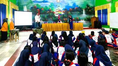 PKMI Kedoteran UHO Edukasi Penggunaan Smartphone ke Pelajar SMP di Kendari