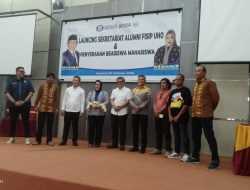Launching Sekretariat IKA FISIP UHO, Tina Nur Alam Serahkan Beasiswa KIP Kuliah