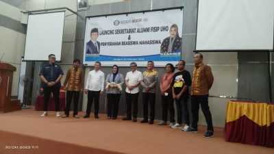 Launching Sekretariat IKA FISIP UHO, Tina Nur Alam Serahkan Beasiswa KIP Kuliah