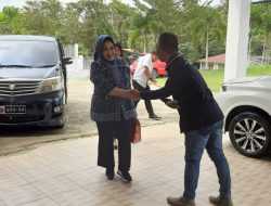 Sambangi KPU Kota Kendari, Tina Nur Alam Ajukan Pindah Memilih