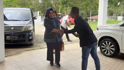 Sambangi KPU Kota Kendari, Tina Nur Alam Ajukan Pindah Memilih