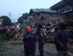 Hujan Disertai Angin Kencang di Baubau, Pohon Tumbang Timpa Tiang Listrik