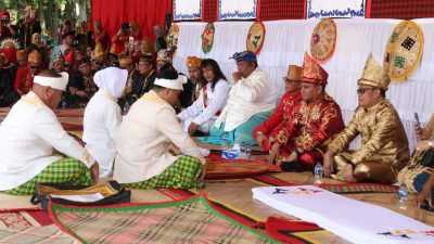 Pj Gubernur Andap Dianugerahi Gelar Langgai Mandarano Wuta Ndolaki Sulawesi Tenggara