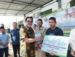 Pj Bupati Bombana Serahkan Bantuan Alsintan, Sarpras Perikanan, dan Bina Usaha