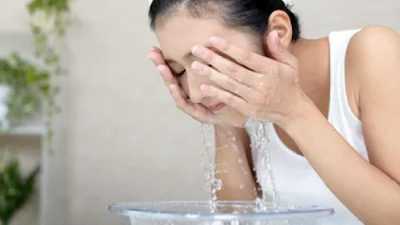 Cegah Penuaan Dini, Ini 5 Khasiat Air Hangat untuk Wajah
