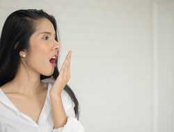 7 Cara Menghilangkan Bau Mulut, Apa Saja?