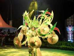 Dekranasda Koltim Raih Juara 1 Fashion Show Sultra Tenun Karnaval 2023