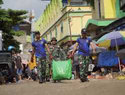 Karya Bakti Kodim 1417 Kendari Bersih-Bersih di Pasar Mandonga