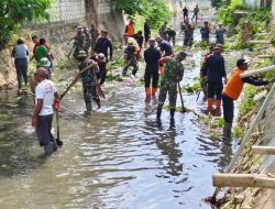 Cegah Banjir, Kodim Kendari Gelar Karya Bakti Pembersihan Aliran Sungai