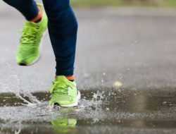 Tetap Aktif dan Sehat, Ini Tips Berolahraga saat Musim Hujan