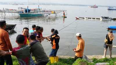 Tim Gabungan Diturunkan Dalam Pembersihan Bangkai Kapal di Teluk Kendari